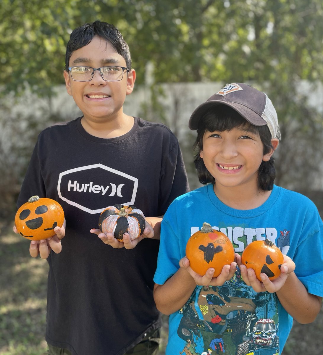 MirandaPartyof4's tweet photo. Their painted pumpkins #itsfallyall #pumpkins https://t.co/TZBVvOOeGT