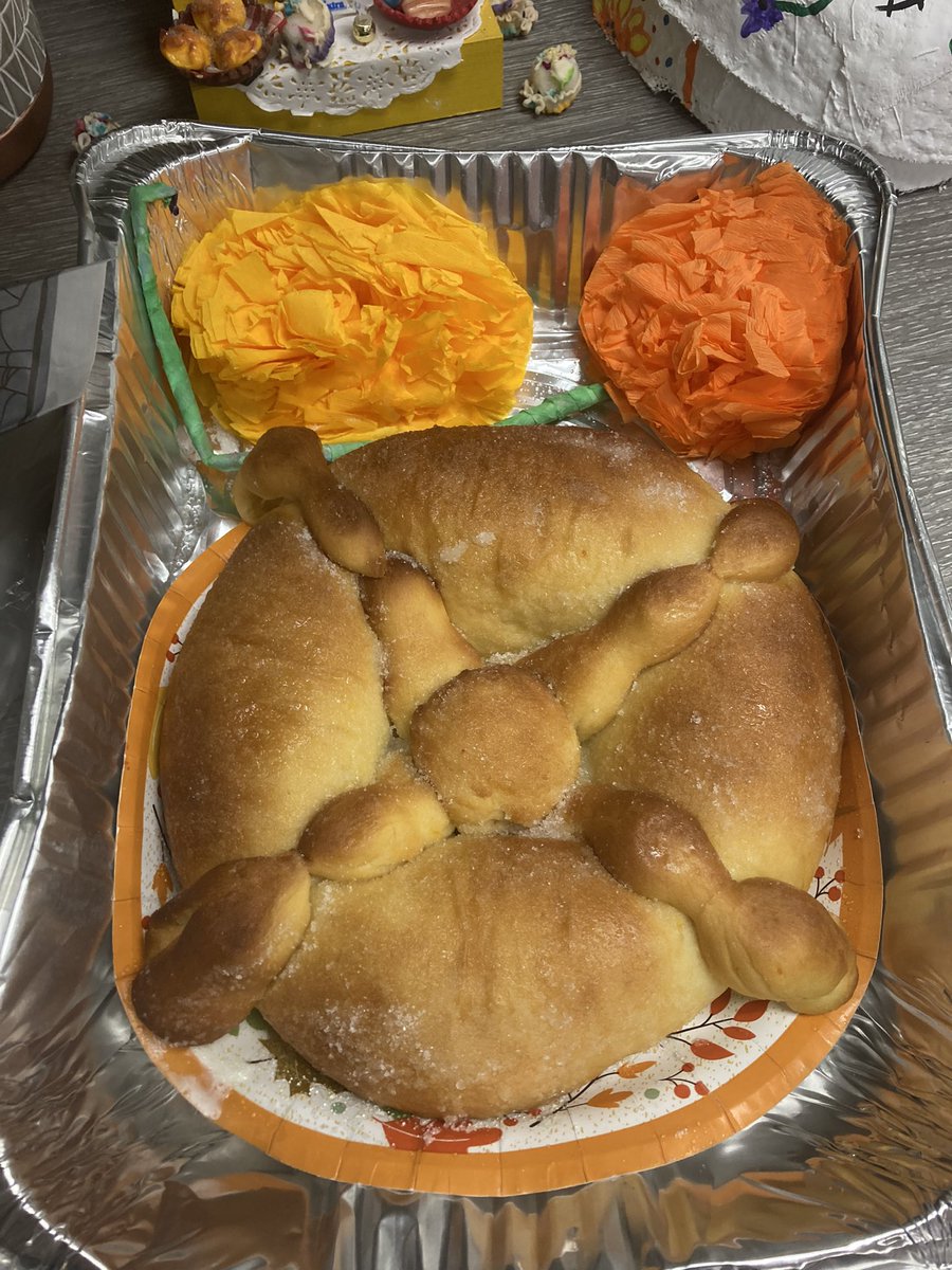 MrsAtchleysArt's tweet photo. 5th grade made El Dia de Los Muertos (day of the dead) masks and one of the wonderful moms made us day of the dead bread to taste! It was delicious. #artmakeslifebetter #@GCISDFineArts #HESshinebright https://t.co/lsnZ2j9UU0