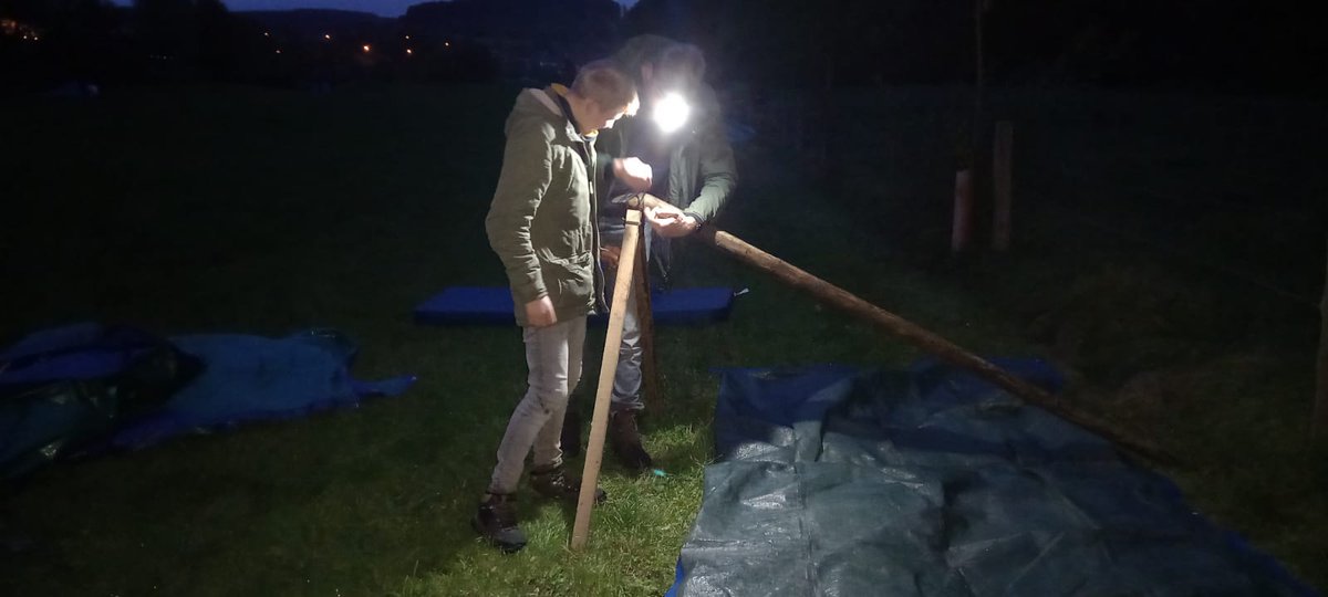 OutbackXplorers's tweet photo. De nacht daalt, vaders en zoons bouwen hun onderkomen. Verstilling een goed gesprek, verstilling en een zachte snurk, het is een koude nacht. 
@jeugdbond #JBGG
#vaderzoonsurvival https://t.co/FPizo09Md8