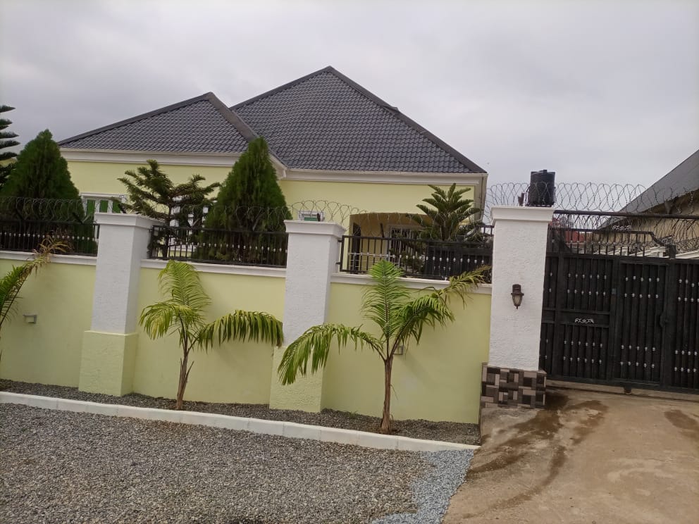 DynamicGlobalNG's tweet photo. Get this well Furnished  Bungalow. 
 - Beautiful lighting
 - Prestigious Neighborhood
 -Rock solid security doors  
- Location 📍Lugbe, Airport Road Abuja.
💰Price -  N60m

For enquiries
📞+234 903 438 1420(WhatsApp)
FOLLOW on Facebook,  Instagram and Twitter: @dynamicglobalng https://t.co/jUgVWCuGd6