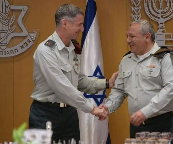 Kushoto ni Lt Gen Aviv Kochavi akikabidhiwa ofisi na mtangulizi wake  Maj. Gen. Yair Golan January 15, 2019. Kochavi amewahi kuhudumu katika kikosi bora cha makomandoo cha Sayeret Matkal  na kikosi cha siri cha Ujasusi cha Mossad kiitwacho Kodon.