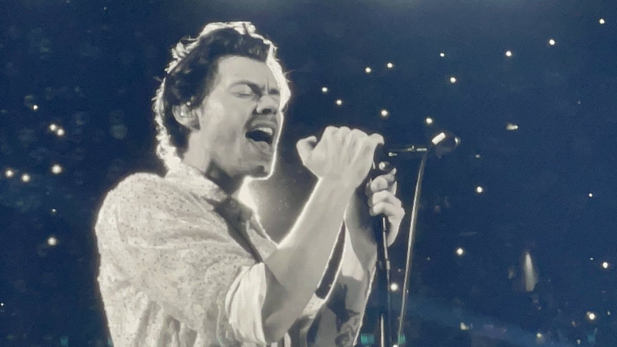 KashaC3307's tweet photo. Couple of my favorite pics I took last night at #TDGarden for #HarryStylesLoveOnTour Such an AMAZING time! Thank you for such a spectacular night @Harry_Styles ❤️ https://t.co/e54eSksTnH