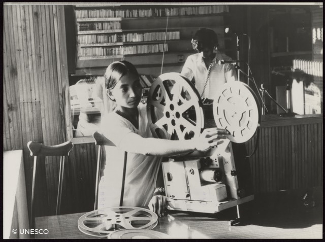 Wednesday is  #AudioVisualHeritageDay 🎦

Audiovisual archives are crucial to helping preserve key moments in history. Yet, their preservation is threatened by factors such as obsolete technology, chemic decay &amp; more. digital.archives.unesco.org/en/ via <a href="/UNESCO/">UNESCO 🏛️ #Education #Sciences #Culture 🇺🇳</a>