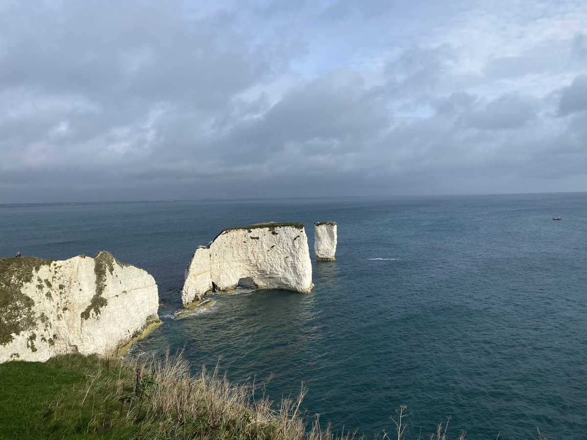 SarahGeography's tweet image. #geographyporn Old Harry Rocks today, looking fab again at the menacing sky. #crack #cave #arch #stack #stump