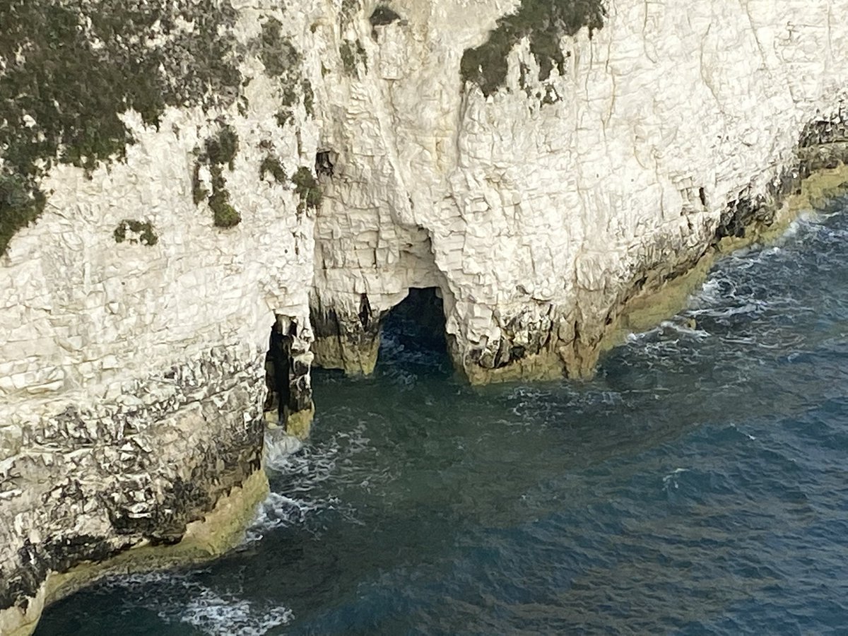 SarahGeography's tweet image. #geographyporn Old Harry Rocks today, looking fab again at the menacing sky. #crack #cave #arch #stack #stump