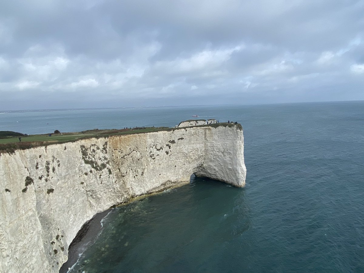 SarahGeography's tweet image. #geographyporn Old Harry Rocks today, looking fab again at the menacing sky. #crack #cave #arch #stack #stump