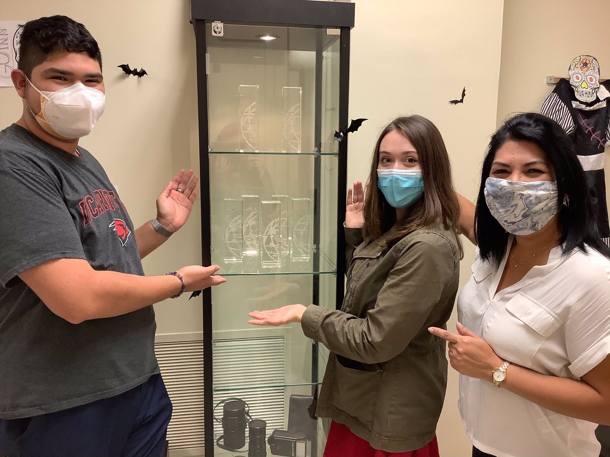 uiw_comm's tweet photo. 🏆The 2021 Lone Star Chapter Emmy Awards arrived today! Winners were able to see the new arrivals first hand.
Congratulations to @uiwtv for winning 5 Student Production Emmy Awards this year! They will be housed in the awards case outside AD 271 for everyone to see. #UIWCOMM https://t.co/37iyCdPYQk