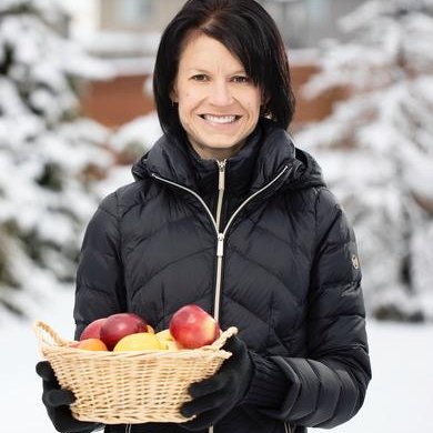 Diet plays a critical role in maintaining cardiovascular health and #UCalgaryMed researcher Dr. Dana Olstad, PhD, is working to improve diet quality and dietary inequities among socio-economically disadvantaged Canadians. Read more about her work: ow.ly/n7LQ50GyGyE