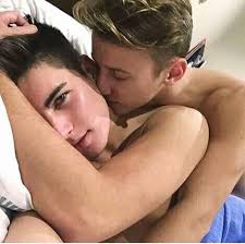 "أتوهّج بالحُبّ معك، أمشي بين الناس كأنّني شمس" 💙