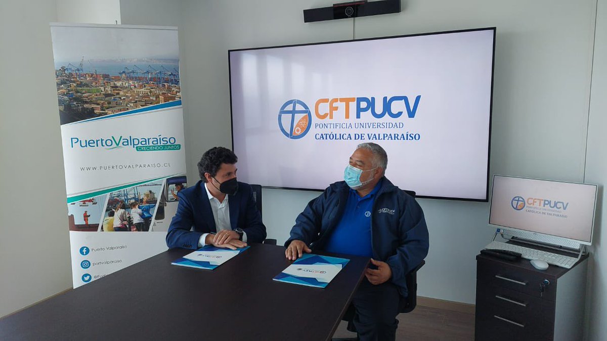 PortValparaiso's tweet photo. #CFTPUCV y @PortValparaiso sellan alianza que favorecerá a alumnos del centro de educación y que permitirá transmitir la importancia de la actividad portuaria y todo el sistema logístico de Valparaíso. https://t.co/XdfP8BO6dK