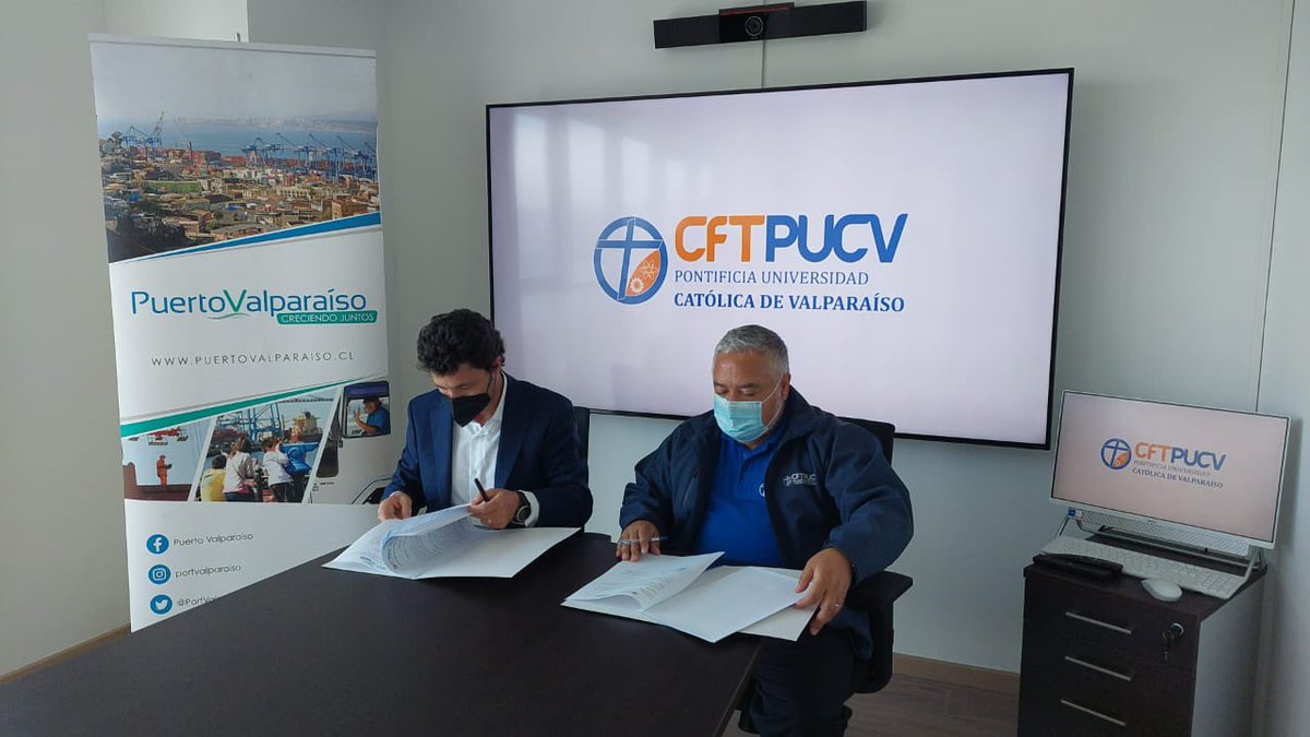 PortValparaiso's tweet photo. #CFTPUCV y @PortValparaiso sellan alianza que favorecerá a alumnos del centro de educación y que permitirá transmitir la importancia de la actividad portuaria y todo el sistema logístico de Valparaíso. https://t.co/XdfP8BO6dK