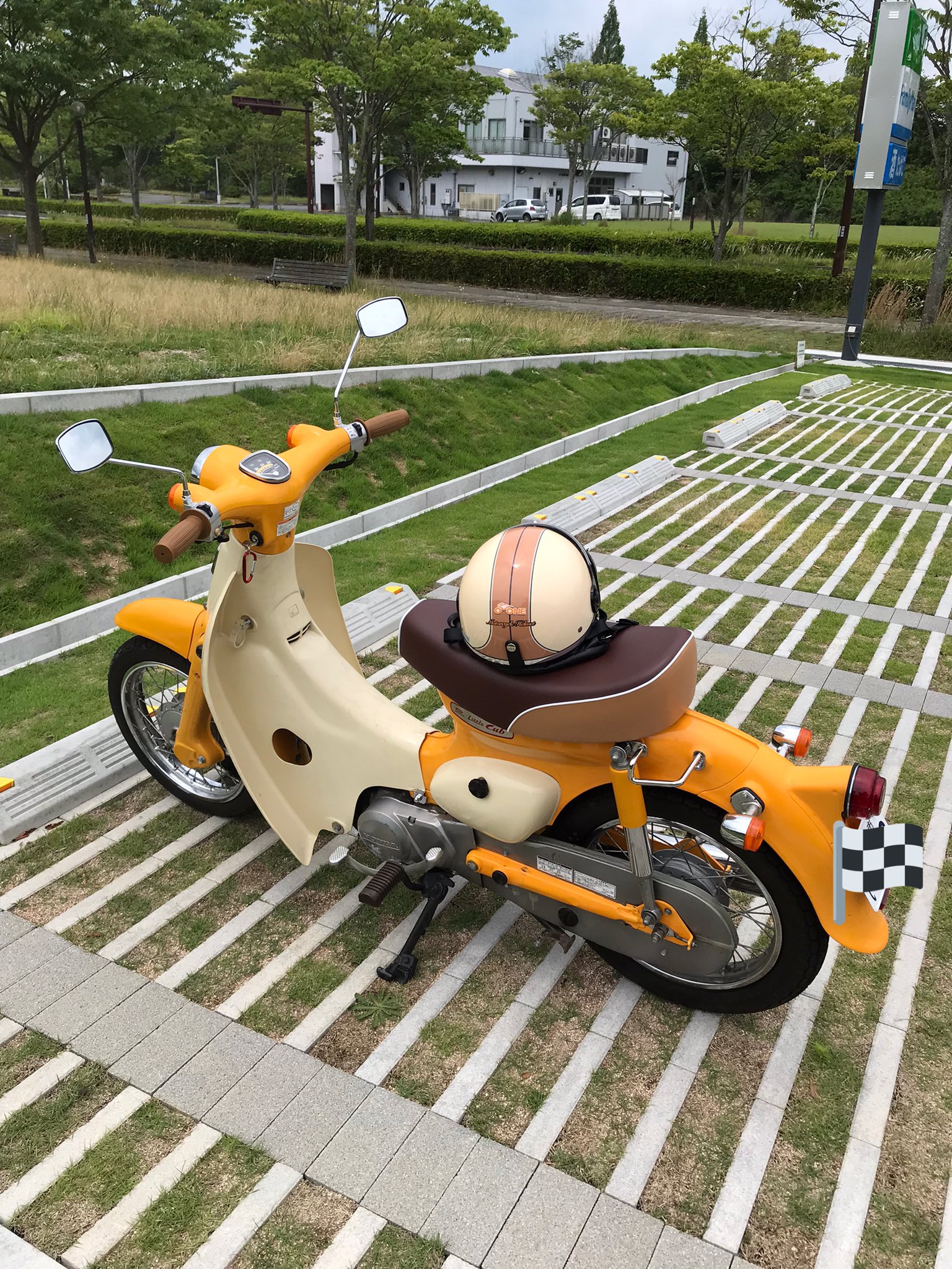 しゅう 2年半前に私の元にやって来たリトルカブ それまで2輪車に縁が無かった為 ヘルメットを買うのも初めてだった どんな物が良いのか全くわからず 結局カブのカラーリングデザインに合わせて選びました コーディネート出来てますよね