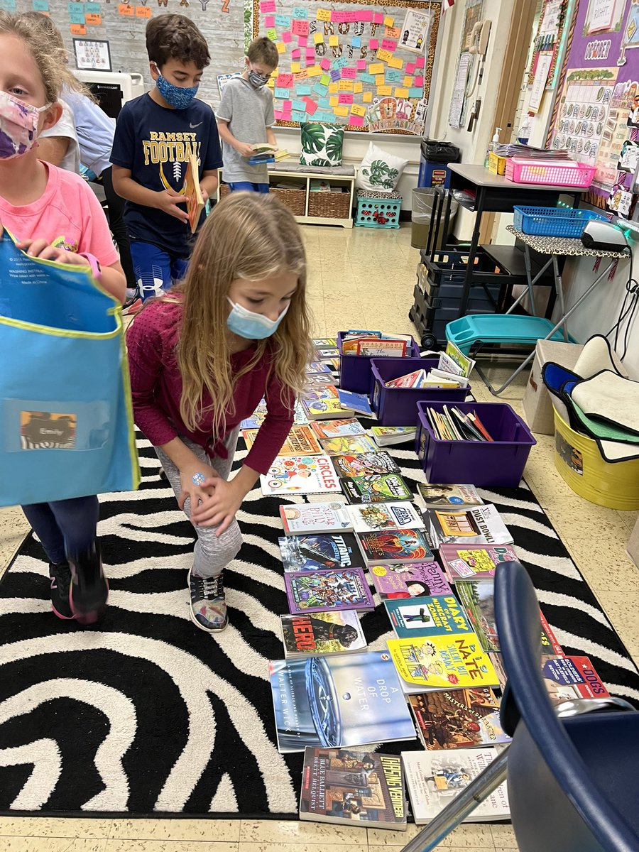 MrsIula's tweet image. 🚲
Readers shop for books that:
☺️they can read fluently like a smooth bike ride 
😔No “up hill” books- that book is too tricky!
😱No “down hill” books- that book is too easy!
@Hubbard_School #TeachingForUnderstanding