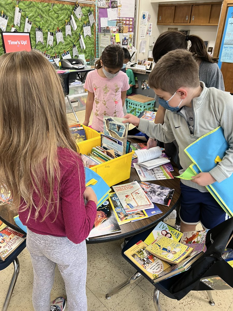 MrsIula's tweet image. 🚲
Readers shop for books that:
☺️they can read fluently like a smooth bike ride 
😔No “up hill” books- that book is too tricky!
😱No “down hill” books- that book is too easy!
@Hubbard_School #TeachingForUnderstanding