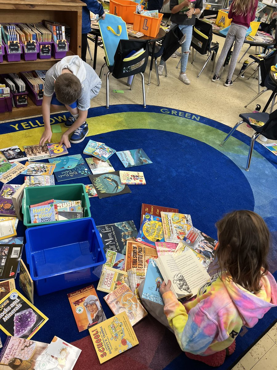 MrsIula's tweet image. 🚲
Readers shop for books that:
☺️they can read fluently like a smooth bike ride 
😔No “up hill” books- that book is too tricky!
😱No “down hill” books- that book is too easy!
@Hubbard_School #TeachingForUnderstanding