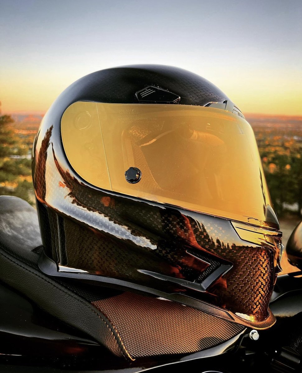 Pure class with the Airframe Pro Carbon Gold...
•
•
🏍️ : @rob_1wheelrevolution #icon1000 #onepossiblefuture #iconmotosports #AirframePro #AirframeProCarbon #CarbonFiber #iconhelmet #Gold #fullfacehelmet