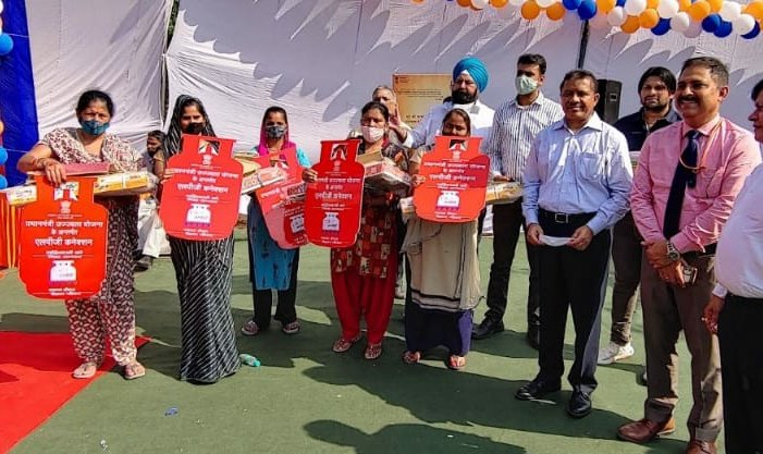 bpclpiyala's tweet photo. Distribution of LPG connections under Ujjawala 2.0 in Delhi. @BPCLimited @BPCL_StateDelhi @time3027 @guptap4168 @pandeyycbpcl @azaadsukesh @AbbasAkhtar18 @MonaSrivastava9 @Santosh72087448 https://t.co/u8fLs0bIxF