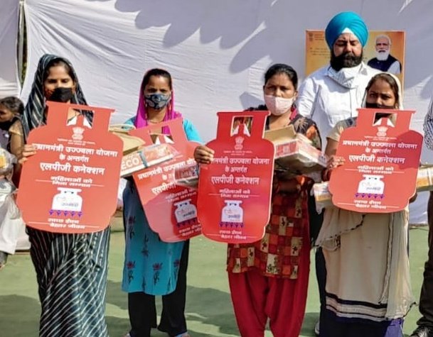 bpclpiyala's tweet photo. Distribution of LPG connections under Ujjawala 2.0 in Delhi. @BPCLimited @BPCL_StateDelhi @time3027 @guptap4168 @pandeyycbpcl @azaadsukesh @AbbasAkhtar18 @MonaSrivastava9 @Santosh72087448 https://t.co/u8fLs0bIxF