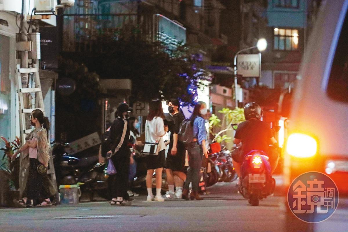 kuanghan_'s tweet photo. 🎬 영화 <상견니> 크랭크업 소식❗

❥10월7일 <상견니>촬영 종료 .ᐟ
❥내년 설연휴 개봉을 목표로 편집 작업중 
❥광한이 차기작은 청웨이하오 감독님 작품 예정(아직 자세한 소식無)
모두 수고 많으셨습니다👏
❕개.봉.존.버❕

(사진은 크랭크업일 허광한&amp;가가연) https://t.co/zMBgk21DHq