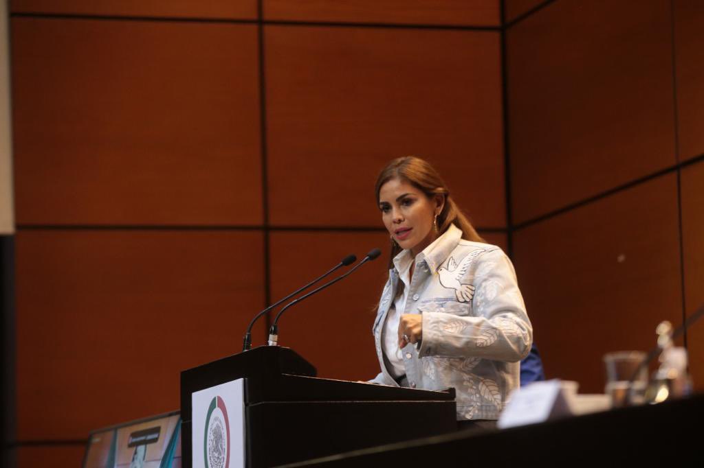 En la comparecencia de <a href="/ManuelBartlett/">Manuel Bartlett</a>, la Dip. <a href="/SoyKarinaBarron/">Karina Barrón</a> señaló que no se puede ser juez y parte, por ello le pidió dar cuenta sobre la diferencia que hay entre la rectoría del Estado cuando existen órganos reguladores y cuando ésta la ejerce directamente la <a href="/CFEmx/">CFEmx</a>.