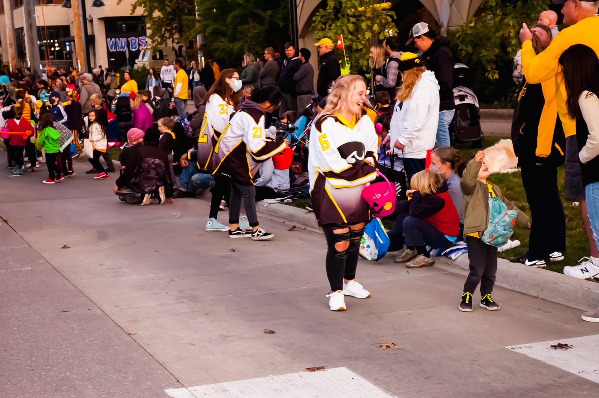 Lady_IceHawks's tweet photo. The team had an amazing time at the 2021 homecoming parade. https://t.co/cV7QEjLhpB