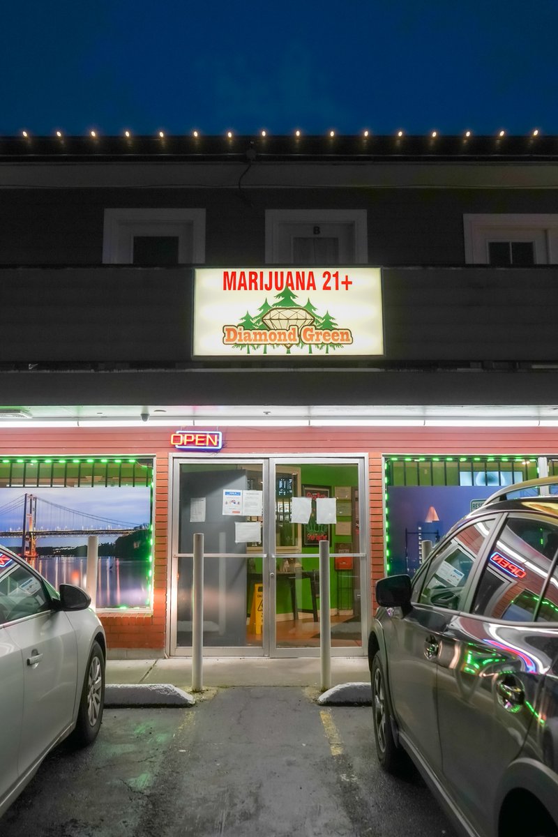 DiamondGreen253's tweet photo. Day and night we are here to get you what you need! We close at 10 pm so be sure to stop in!⁠
⁠
⁠
 #Diamondgreen #Tacoma #Tacomawa #community #retail #washingtonstate #fallvibes ⁠ https://t.co/rLa97lnfgZ