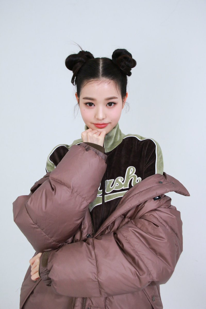 211027 ภาพเบื้องหลังการถ่ายทำโฆษณา KIRSH คอลเลคชั่นฤดูใบไม้ร่วง/ฤดูหนาว 2021 ของน้องวอนยองค่ะ 🍂🍁🪄

#WONYOUNG #kirsh 🍒