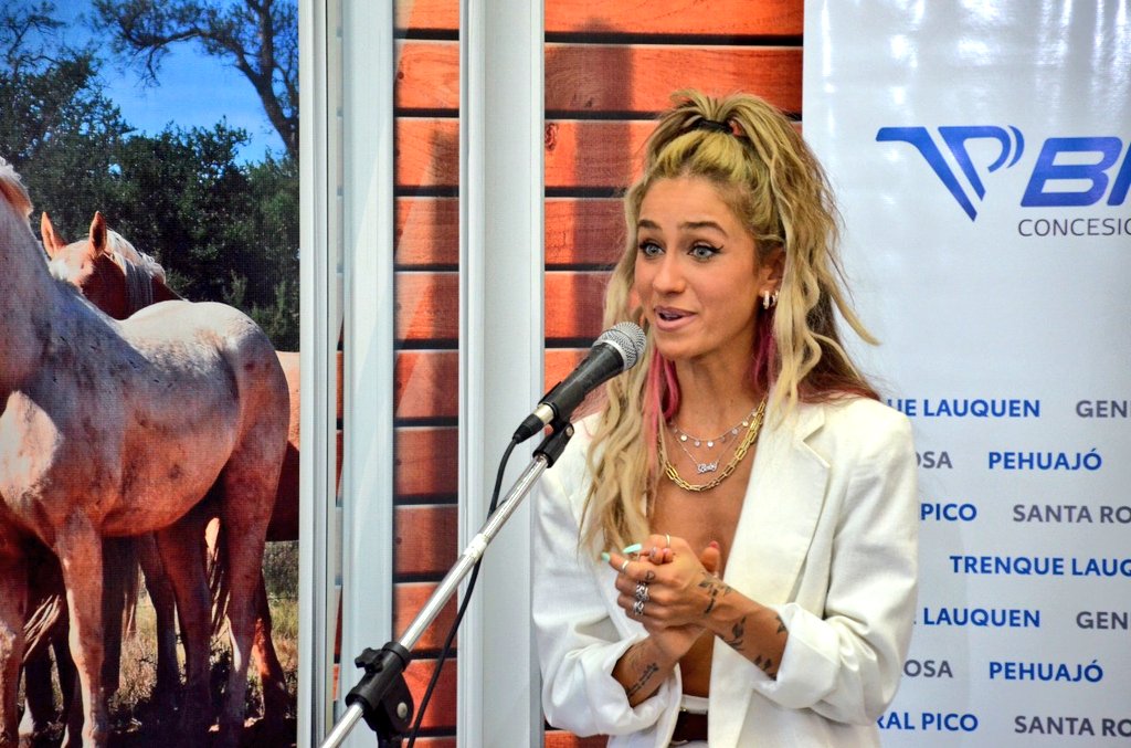 incominglapampa's tweet photo. Mia Martinez dejó un mensaje inspirador y optimista al dar la visión de su perfil y presencia en redes en el 1er Encuentro de (ella dice que no se identifica con el término  Infuencer) --- de #TurismoResponsable aquí su @instagram 👇 https://t.co/ZOqrBWK4UU https://t.co/aMMn9tqVbX