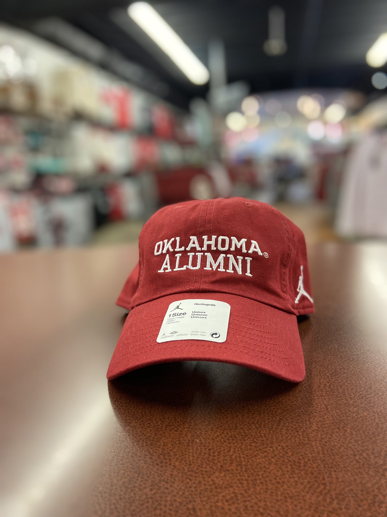 Oklahoma Locker Room by LIDS (OULids) / Twitter