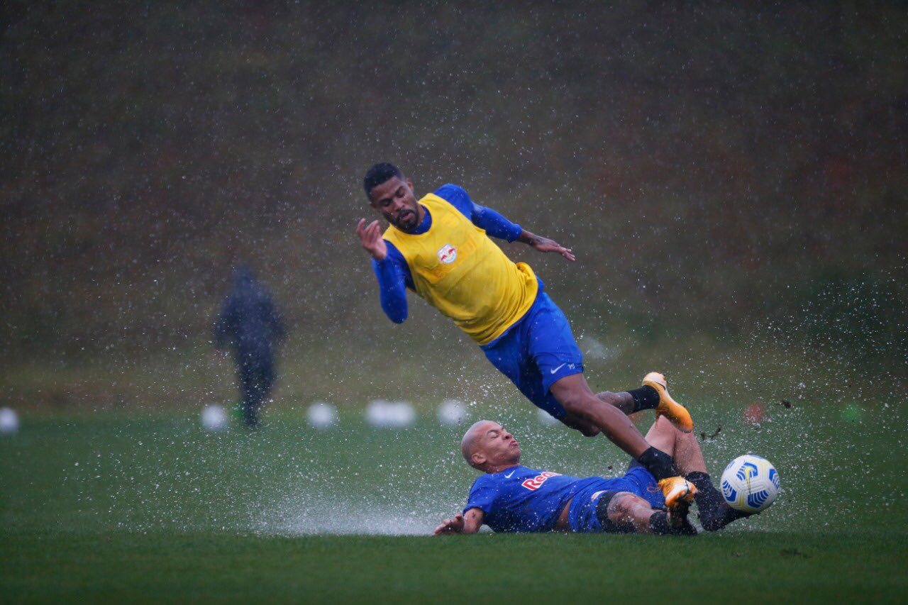 Massa Bruta treina forte e de baixo d'água antes do duelo diante do Sport. Foto: RB BRagantino/Twitter