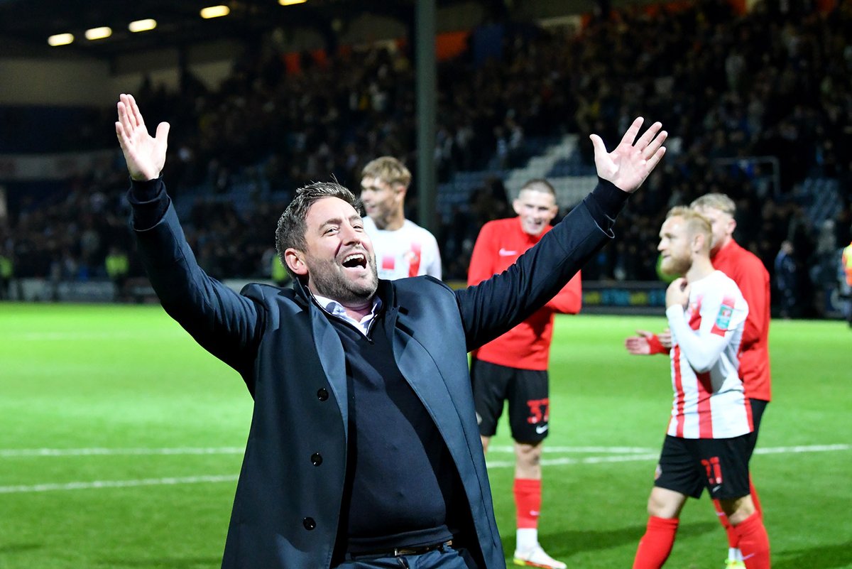 Phil__Smith's tweet photo. LJ verdict...

"I absolutely love it.. it's a brilliant club..."

https://t.co/fLAkviDzzC

#SAFC https://t.co/wWrkdF143u