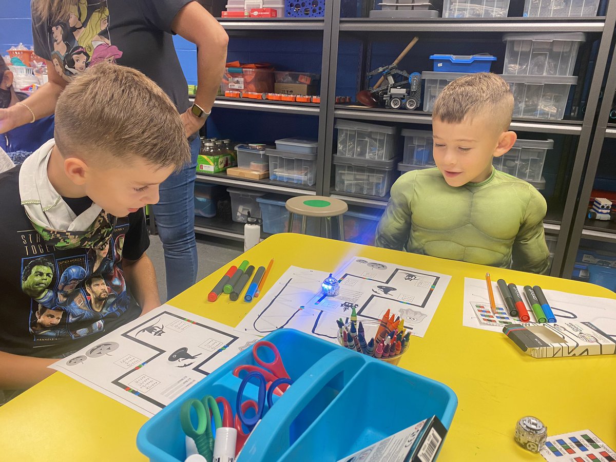 Trick-or-Treating Ozobots &amp; multiplication! Spooky things happening in the STEAM Lab! Ss love STEAM &amp; I love learning from <a href="/Woodruff_LES/">Karin Woodruff</a> 🖤👻 <a href="/TCBOE_LES/">Lincoln Elementary</a>