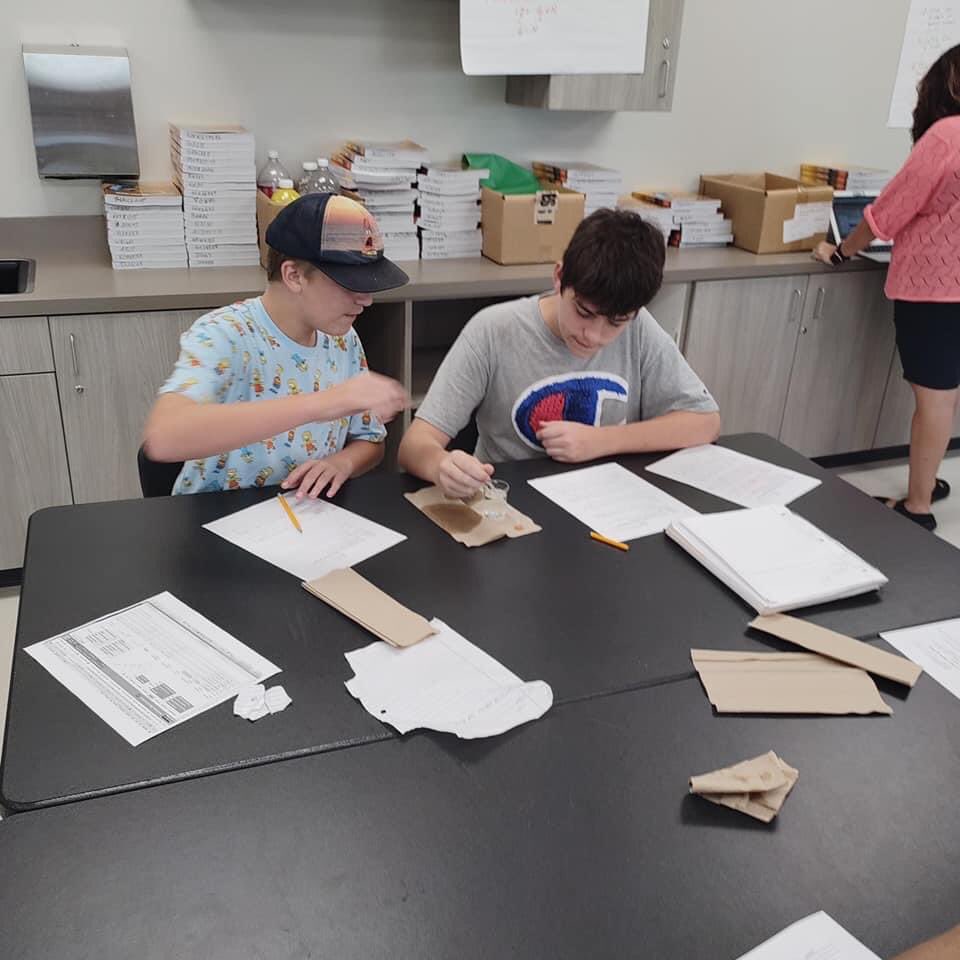 HudsonAcademyFL's tweet photo. Mr. Blaszcyk’s scientists busy studying surface tension. #PascoScience @pascoschools https://t.co/UGWyvNMwu7