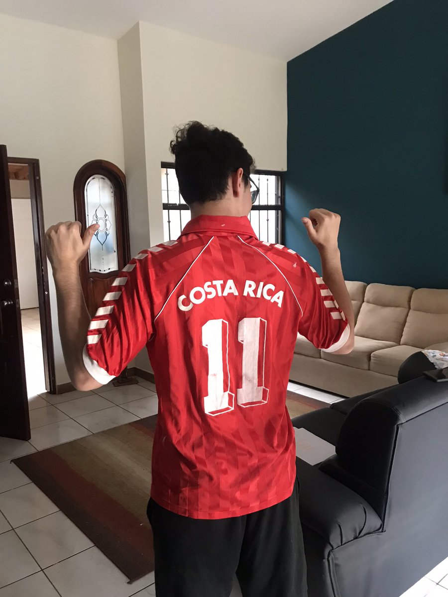 MarioFc28's tweet image. Cuenta la leyenda que con esta misma camiseta mi tata nos llevo al mundial ( ah y tiene más goles Leal en la sele) @tdmas_cr