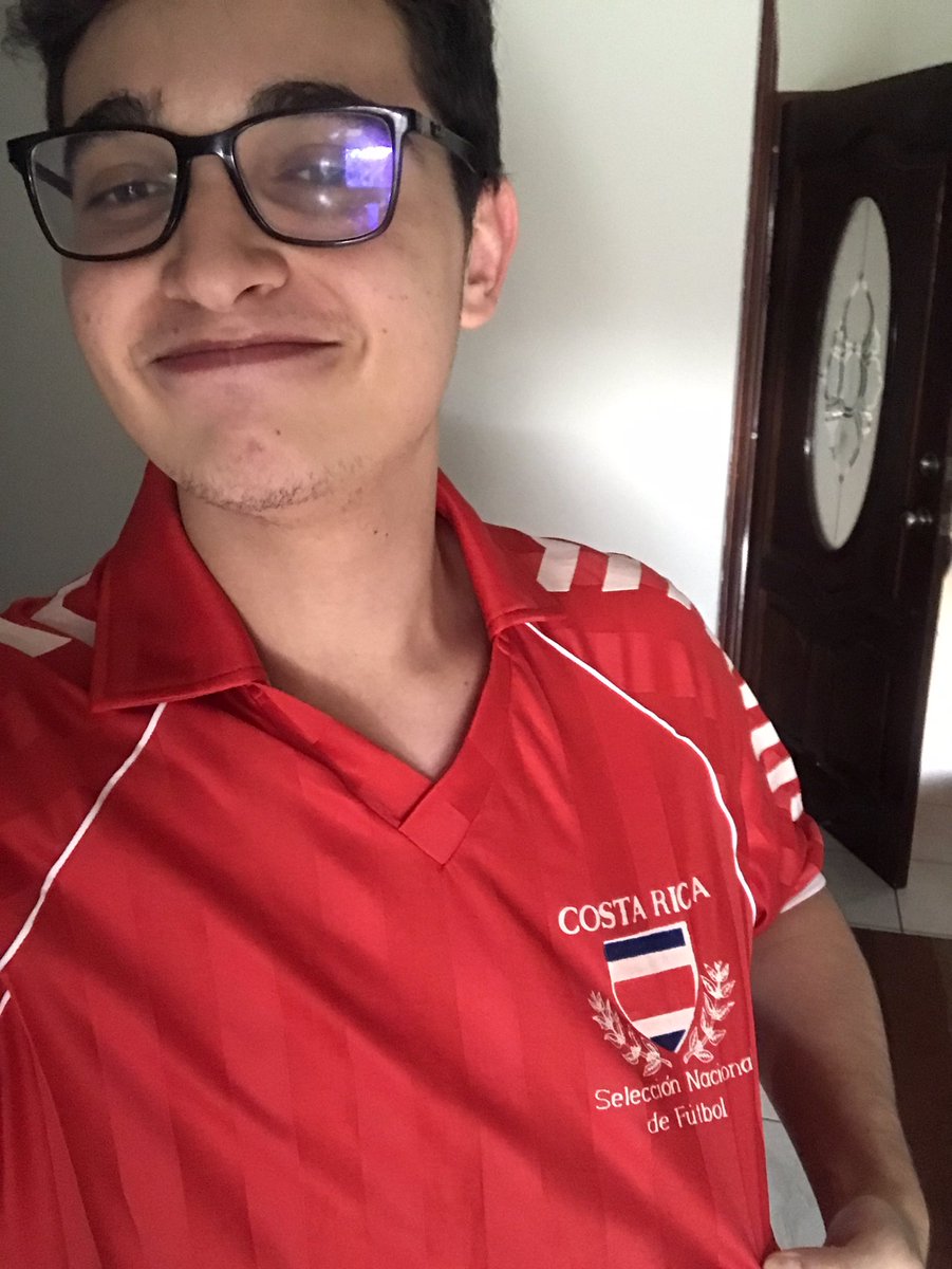 MarioFc28's tweet image. Cuenta la leyenda que con esta misma camiseta mi tata nos llevo al mundial ( ah y tiene más goles Leal en la sele) @tdmas_cr