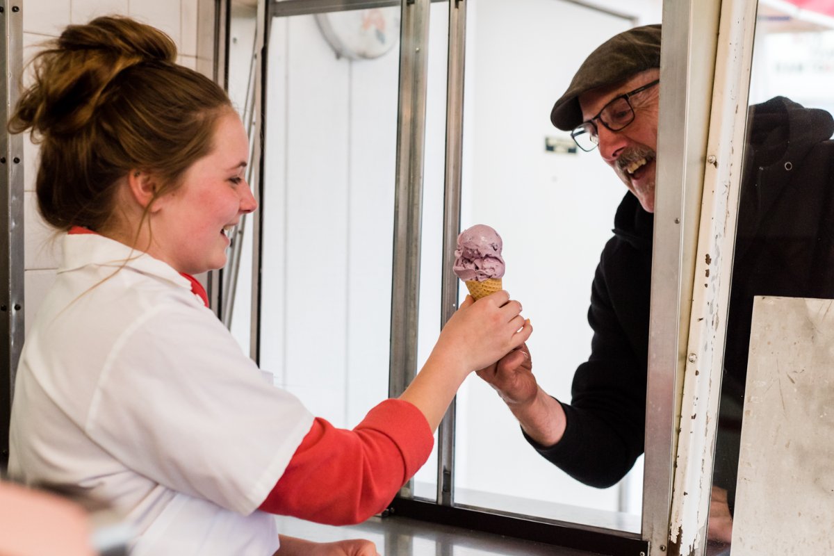 marksinandout's tweet photo. It's always a treat serving our community -- thanks for your continued support! 🍬🍫 #Since1954 #Marks https://t.co/H9BLiKTYII