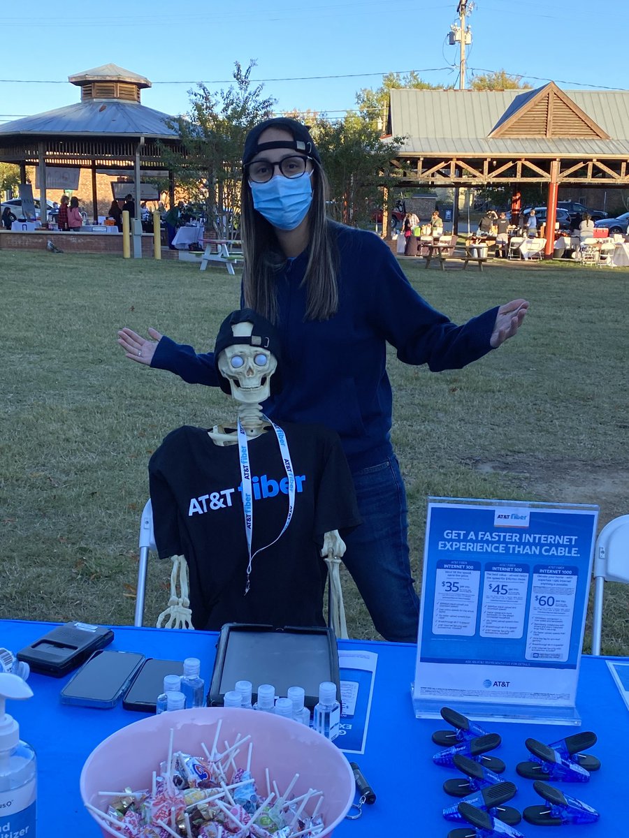 crystolyte0310's tweet photo. Come out and see us and Mr. Man Skeleton in Carrborro NC !! #TeamFiber fiber💪🏼#fiberqueen👑we have super fast internet 🚙💨 @BuegelerS @Shawn6222 @jerryfornwalt @RDoreauk @btbamofficial #chamber 💪🏼 https://t.co/cCMZ4mjhxs