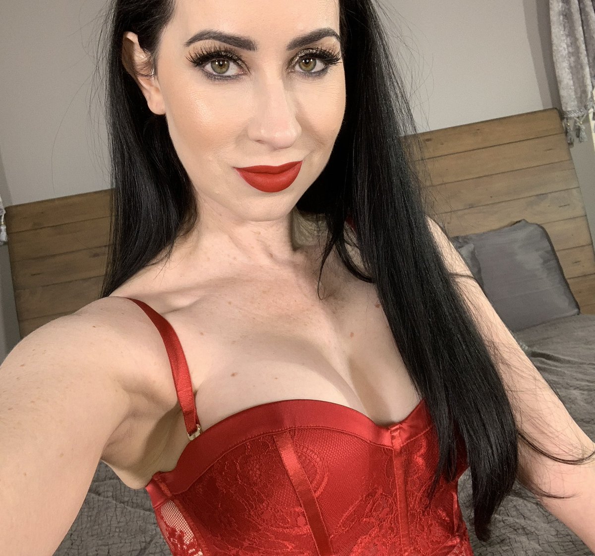 ...56:19 #DailyFix featuring the most amazing & elegant Goddess @MinaTh...