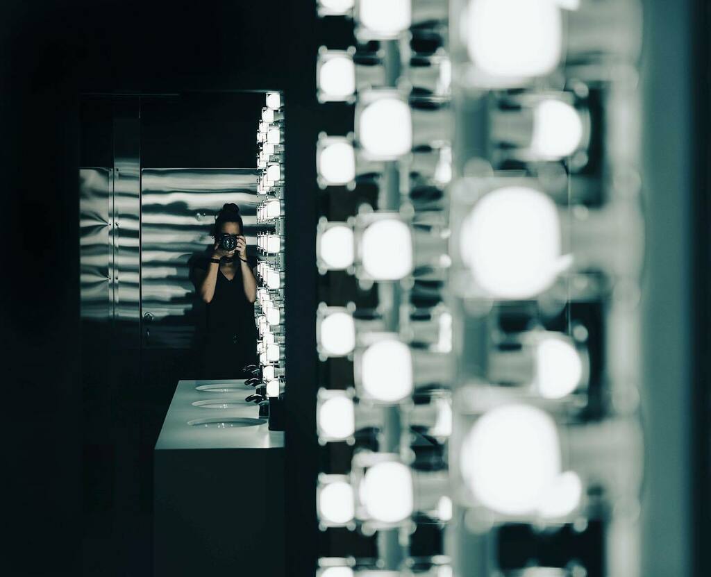 💫 Congrats to Jovana Knezevic she had some fun with a wall of mirrors and lights for this week. Her stunning low key shot caught the attention of our committee and it’s our #52frames_albumcover this week! Well done, @yovkica! ⭐️ Week 43/2021 ⭐️ Theme… instagr.am/p/CVgeDKzr0xb/