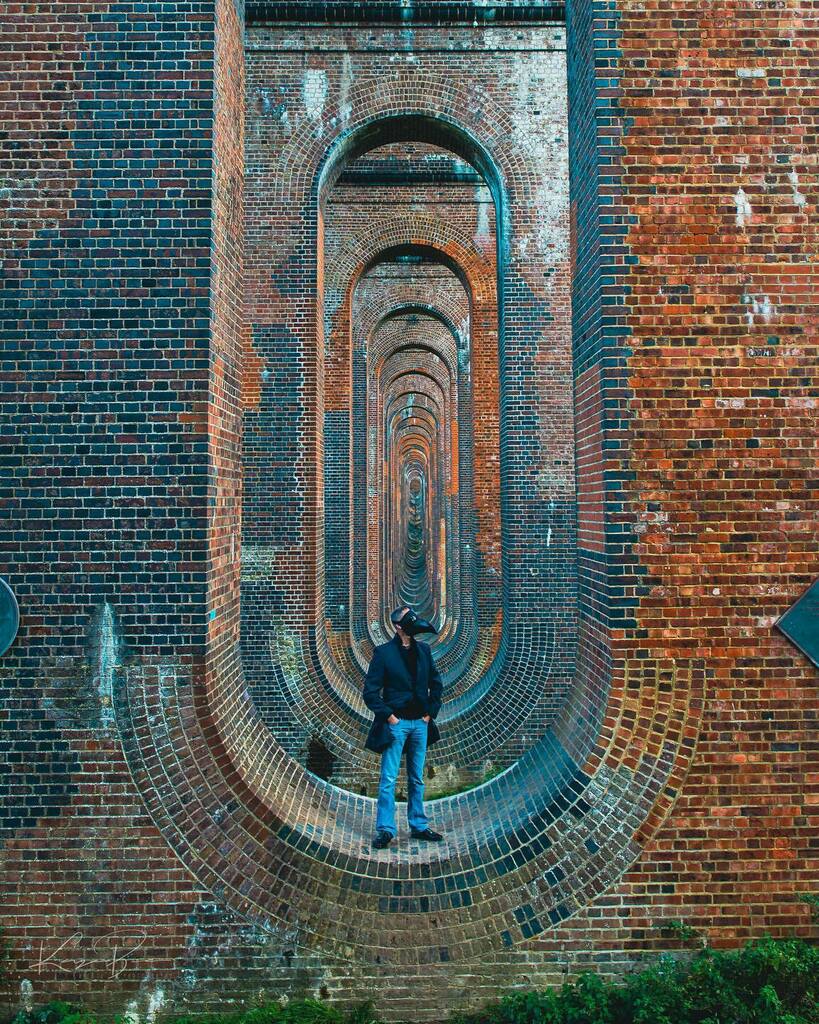 💫 Kayebee’s husband posed for her in this amazing aqueduct system. This amazing repeating pattern caught attention of the committee making it the 3rd pic of the week! Gorgeous work, @kayebeephotography! ⭐️ Week 43/2021 ⭐️ Theme: Walls ⭐️ Check out t… instagr.am/p/CVgeiJcLDm1/