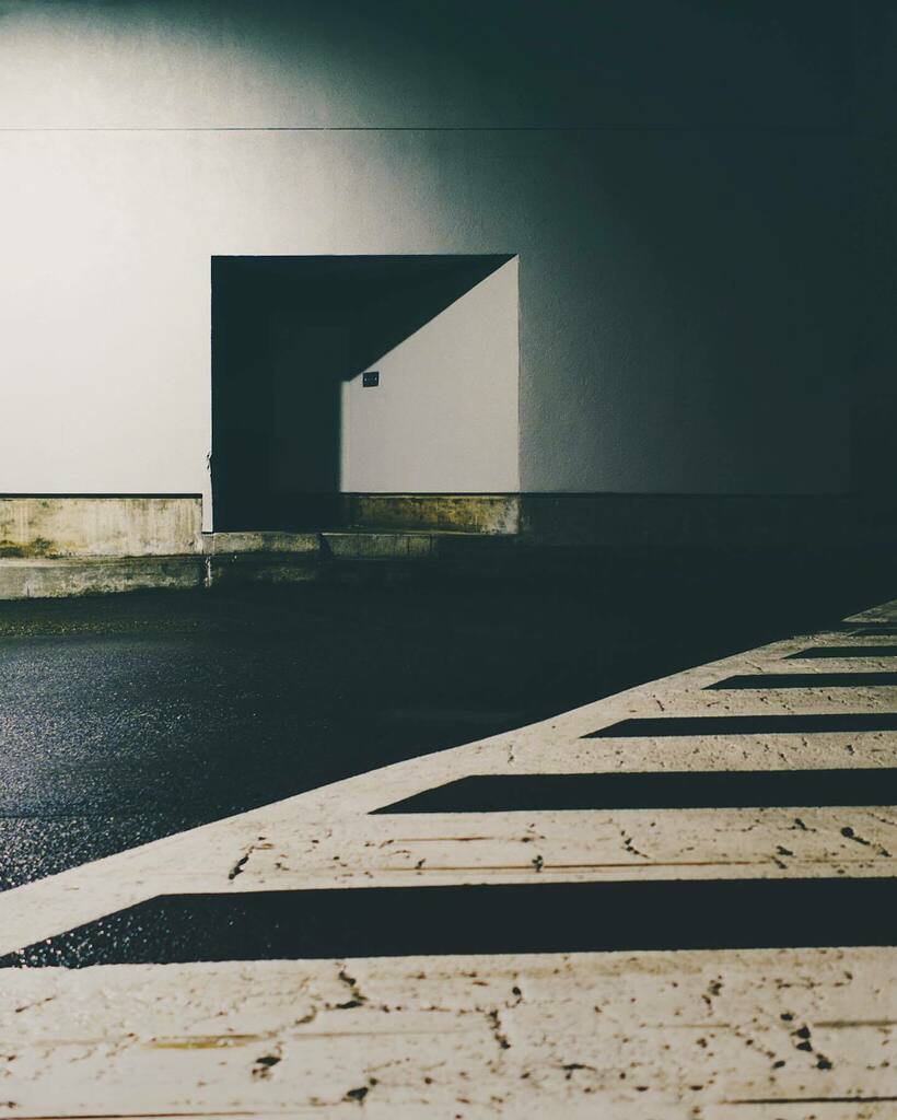 💫 Mike Joaquin captured a simple wall illuminated by a security flood light. This simple but striking shot caught attention of the committee making it the 2nd pic of the week! Gorgeous work, @mikespicsonthegram! ⭐️ Week 43/2021 ⭐️ Theme: Walls ⭐️ Ch… instagr.am/p/CVgeUTVrgs0/