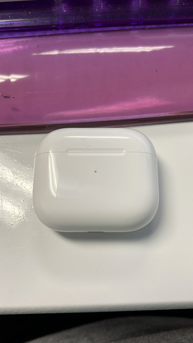 TheLadyPsy's tweet photo. Not sure how I feel about the new AirPods 3’s and how they fit in my ears…I have small ears though. 😫 #apple #appleairpods3 #AirPods3 #smallears #bigpods https://t.co/7PKl7OVGqT