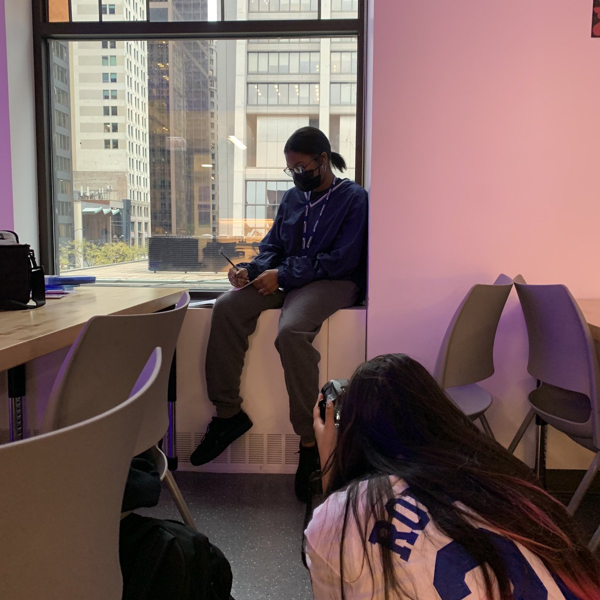 TheSimpleGood's tweet photo. We are so excited to be kickin’ off another TSG #Youth Photography Program with @AftrSchoolMttrs with our teens at Kenwood HS &amp; in Portage Park w/ Intrinsic Schools. We are looking forward to working w/ our #ChicagoYouth as they explore their meaning of #thesimplegood https://t.co/qsEyVrkqvI