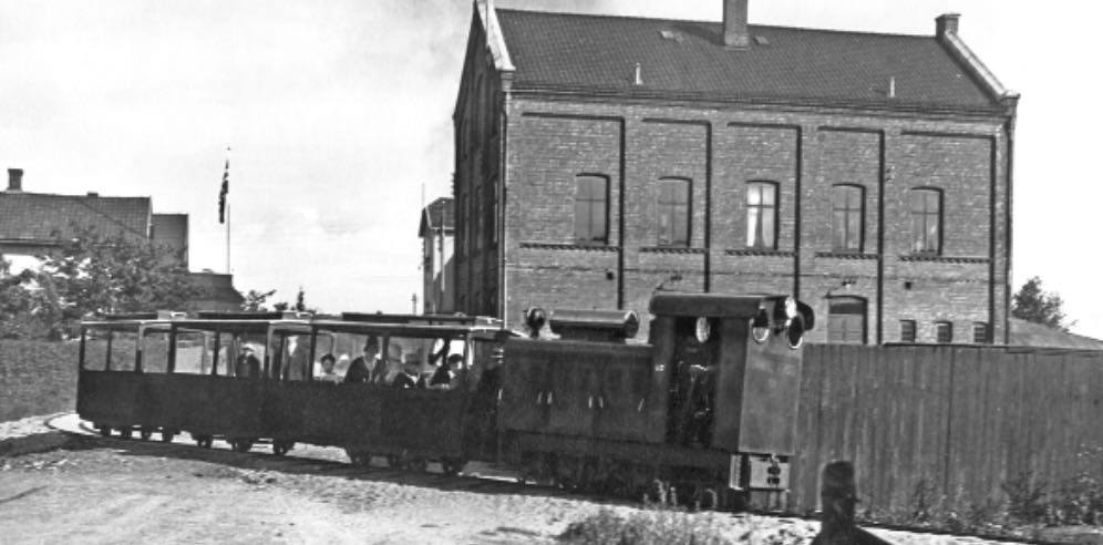 magnusschaft's tweet image. Noe vidunderlig m Sarp er gågata m eliteseriearenaer i tog-enden og 100-årsjubilanten Borgarsyssel i foss-enden. Ærer jubilanten m å tredoble lengden på Borgarsyssels norske Wikipedia-side. Lær mer om en utrolig bypark! #egnertavler #minitog #radioreality no.wikipedia.org/wiki/Borgarsys…