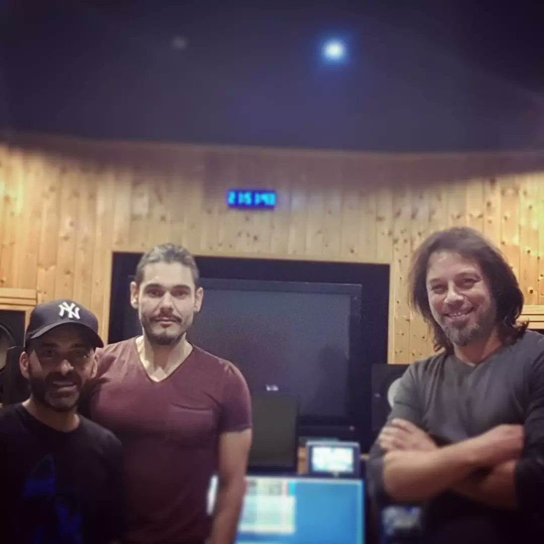 JuanKarlosMatta's tweet photo. En #Audiotrackingstudios con #grandespersonas #grandesprofesionales #juanantonioespinosa y @nino_ruiz_music https://t.co/uhVoxQIE70