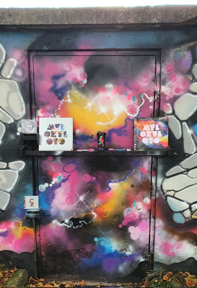 JackBerry42's tweet photo. Went to see Paris' 10th Anniversary MX mural in Frome today 😍💟 Took some MX merch and had a photoshoot 😂❤
I'll always miss this era 😭💗

Definitely go and check it out if you're anywhere near Frome in the UK! 💗

@coldplay @coldplayxtra 
#MyloXyloto10 💖 https://t.co/nrCuI0NkRc