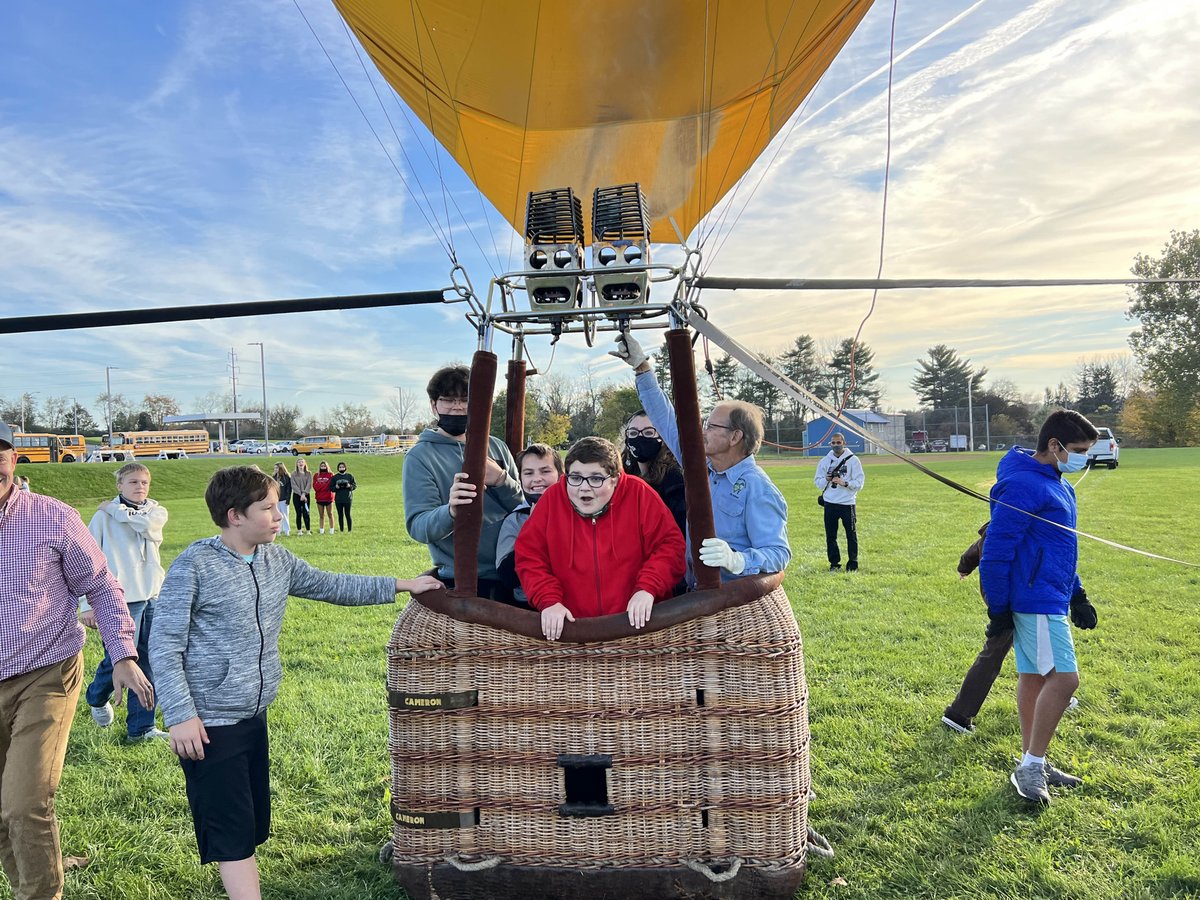 OrefieldMS's tweet photo. OMS Balloonfest was a huge success and such s great experience for the 8th grade students at OMS. A chance to see a real hot air balloon up close and launching the ones they made. So much fun. #ParklandPride #OMSProud https://t.co/mHy2YkbRFJ