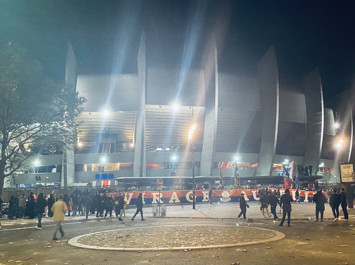 CrustSaint's tweet photo. Anniversaire le Virage Auteuil.
Parc des Princes. 23h10. 17.10.21 
#psg #anniversaire #supporter #football #virage #auteuil https://t.co/skegs6Ac8E