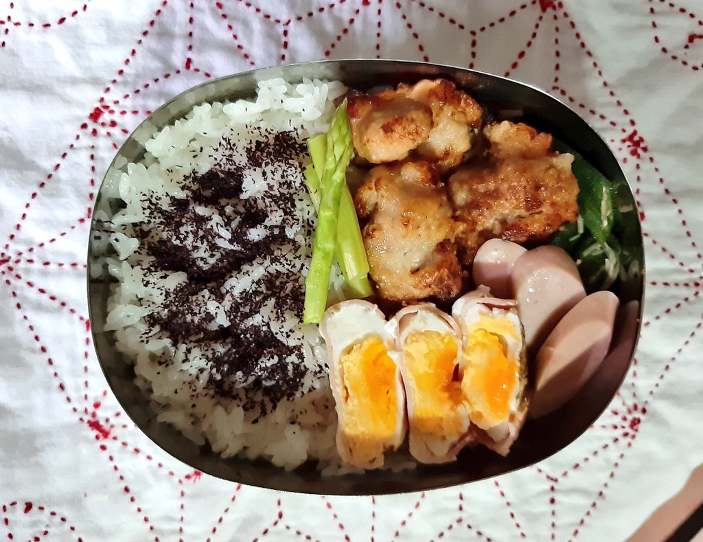 fuwaricooking's tweet photo. 旦那弁当の記録。卵でかさ増しの日々。金運も上がるから一石二鳥弁当。
#お弁当 #お弁当作り楽しもう部 #料理好きと繋がりたい https://t.co/xoqEKsQQNl