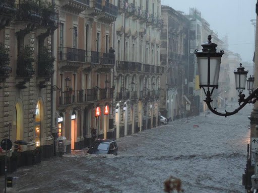 LokiBaggins's tweet photo. Questa è la situazione a Catania. Vi prego di condividere e far girare, tutto ciò è veramente surreale. Cortesemente NON uscite di casa. Purtroppo certa gente non ascolta e preferisce rischiare durante questi avvenimenti e stanno uscendo nonostante il disastro accaduto. https://t.co/3TFNoSfLV7